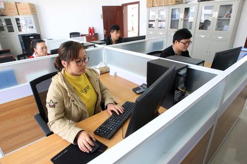 4月16日,在新华乡o2o电商中心,工作人员通过网络销售竹笋产品.